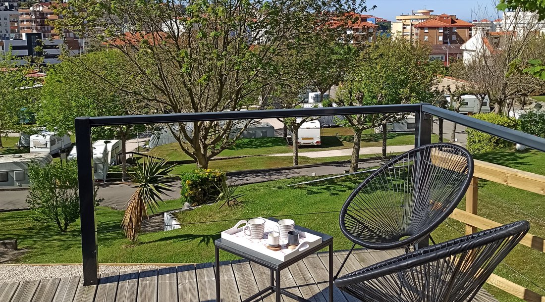 Zona de acampada del Camping Suances con vistas a la villa