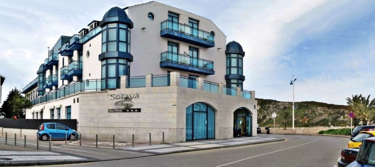 Fachada del Hotel Soraya en Suances
