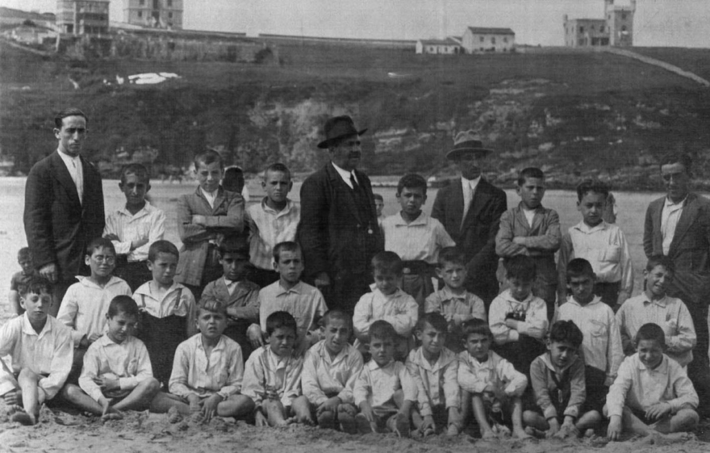 Maestros y niños en la playa — foto antigua de Suances