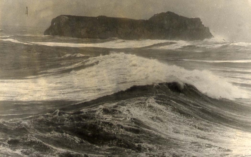 La Isla de los Conejos y el Temporal — foto antigua de Suances
