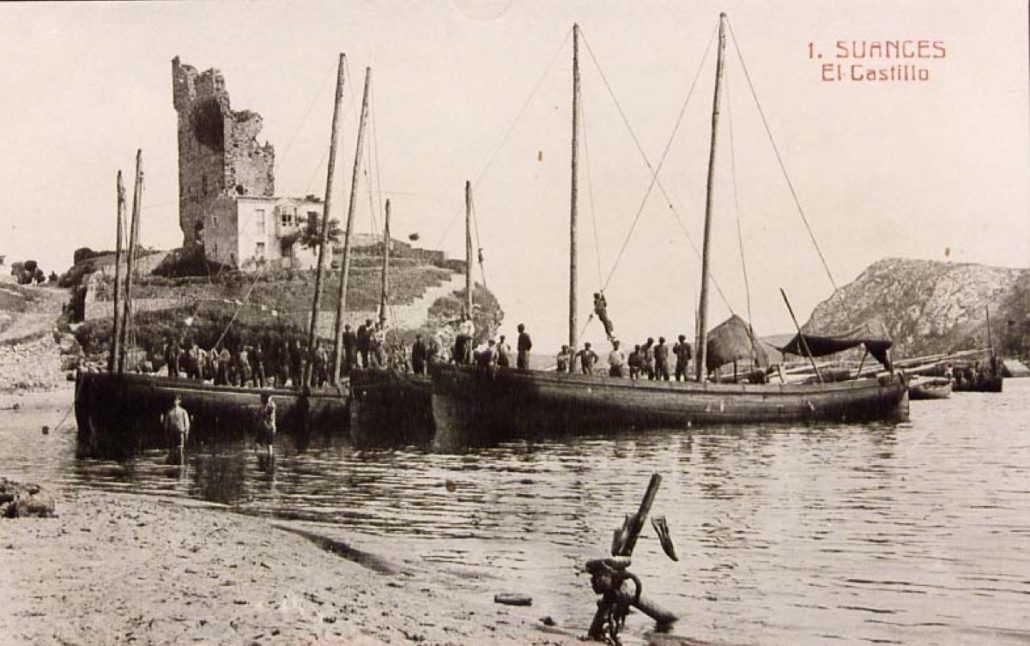 La Ribera Atraque de Barcos y el Castillo — foto antigua de Suances