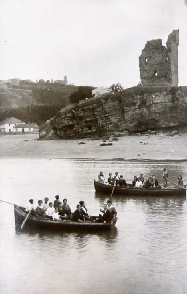 Las Barcas y el Castillo — foto antigua de Suances