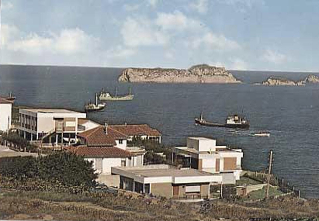 Al Fondo Isla de los Conejos. — foto antigua de Suances