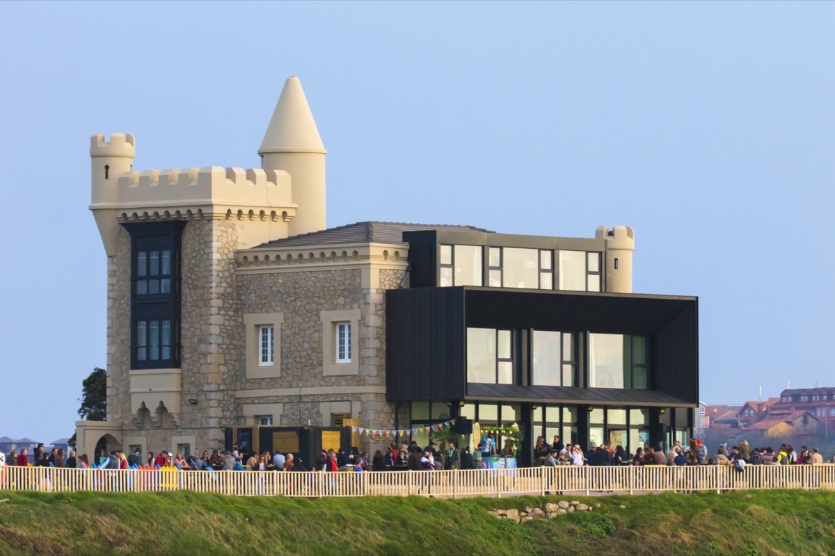 Edificio del Hotel El Castillo de los Locos, en Suances