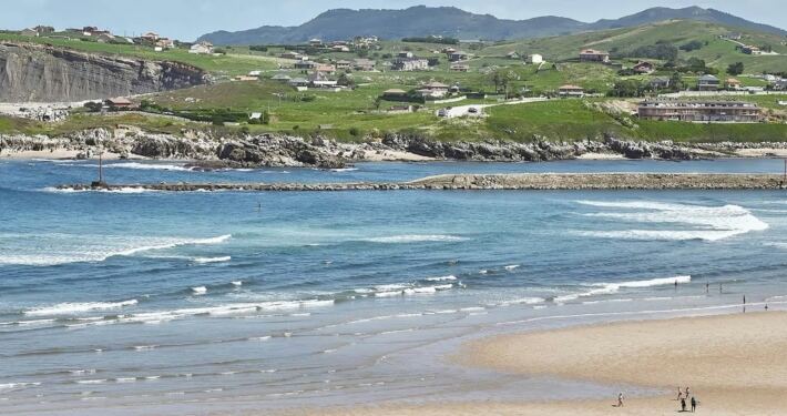 Panorámica de la playa de La Concha y el dique de Suances