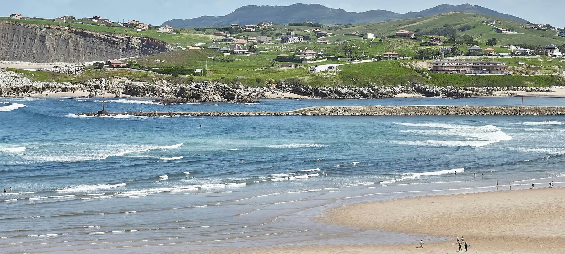 Panorámica de la playa de La Concha y el dique de Suances