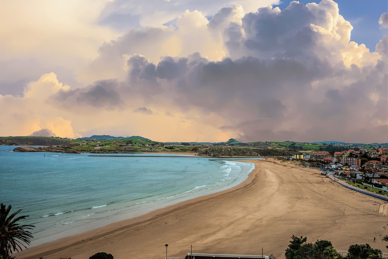Playa de La Concha con cielo dramático