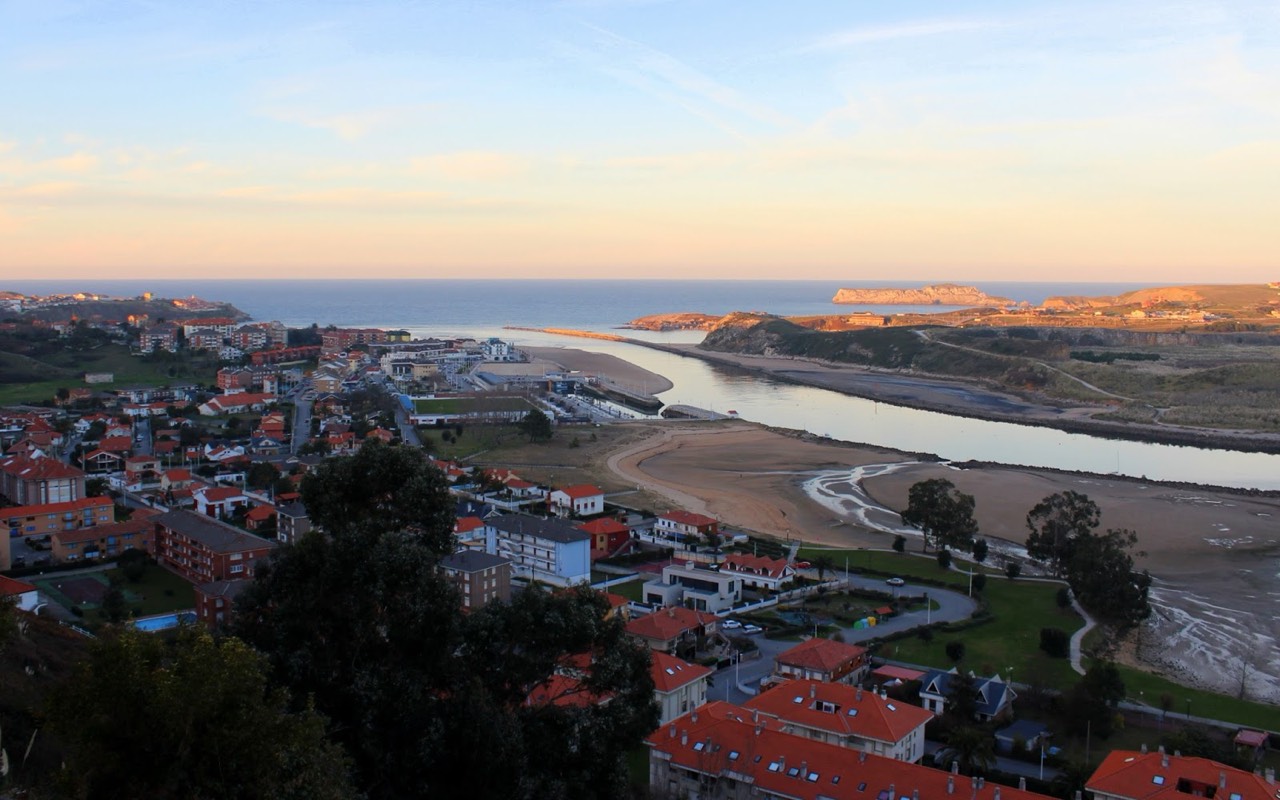Suances al atardecer con sus tejados rojos