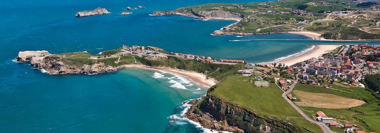 Vista aérea de la villa de Suances y sus playas, en Cantabria