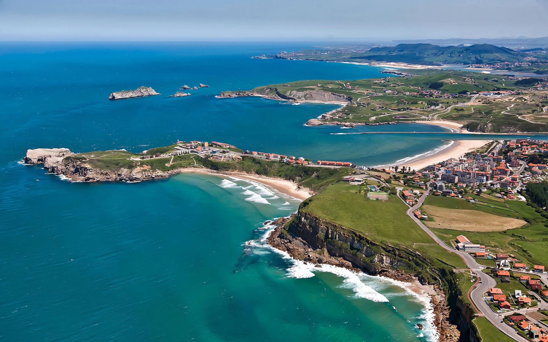 Vista aérea de la villa de Suances y sus playas, en Cantabria